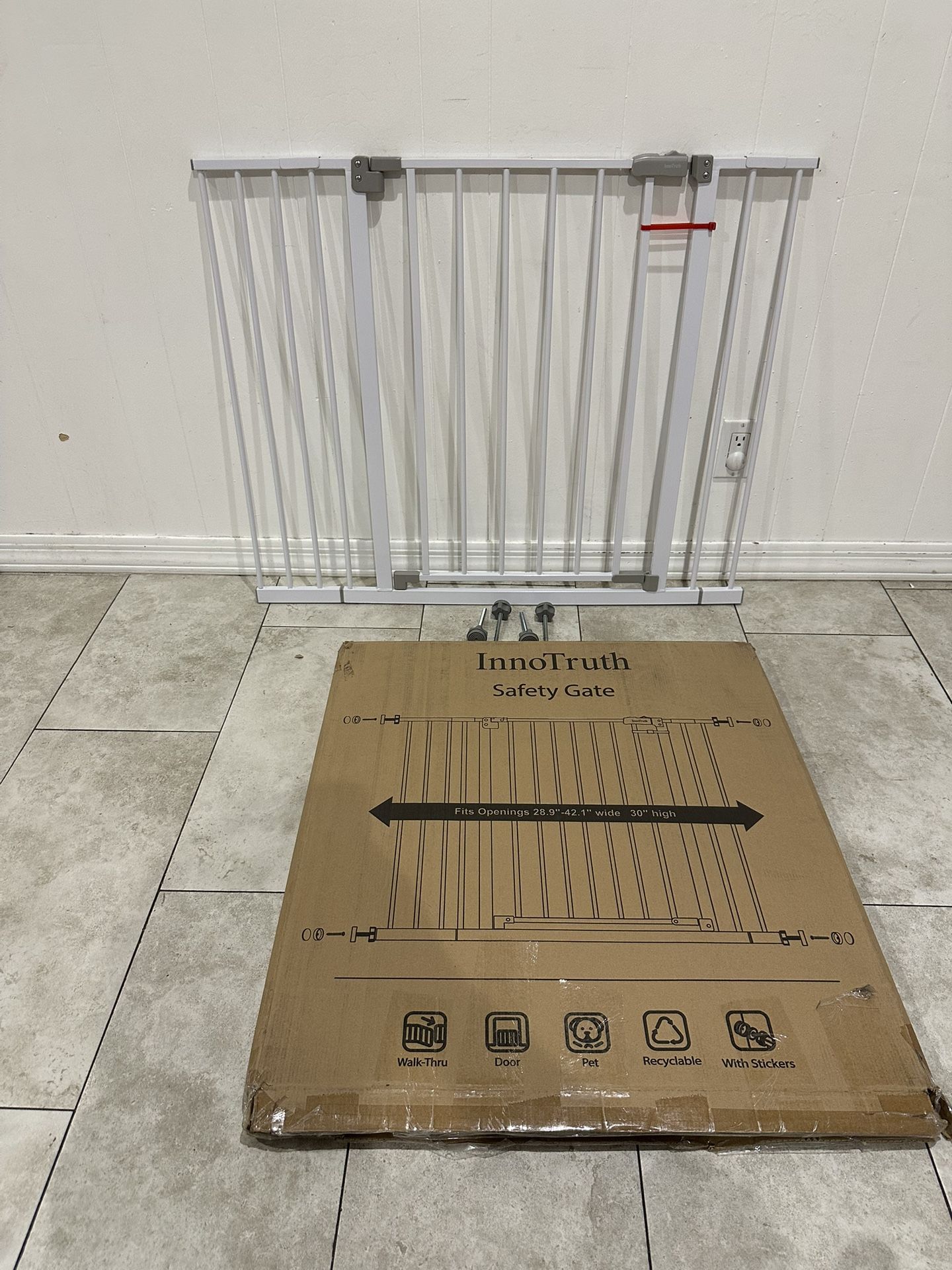 Extra Wide Pet Gate / Baby Gate - Fits Openings 28.9” - 42.1”