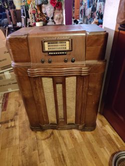 Sears and roebuck antique silvertone radio w/ phonograph, works!