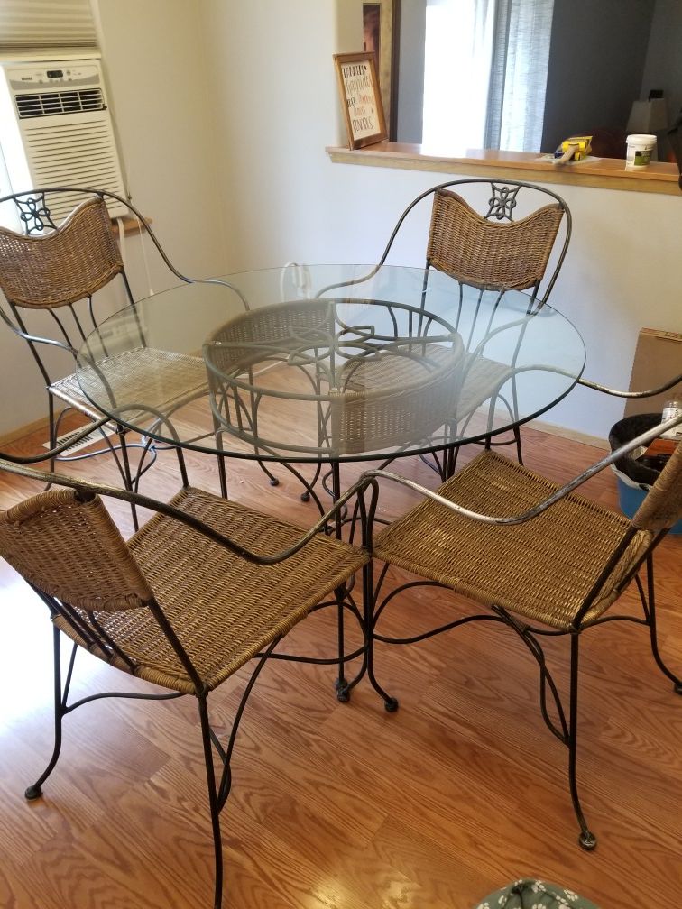 Nice wicker kitchen table and 4 chairs