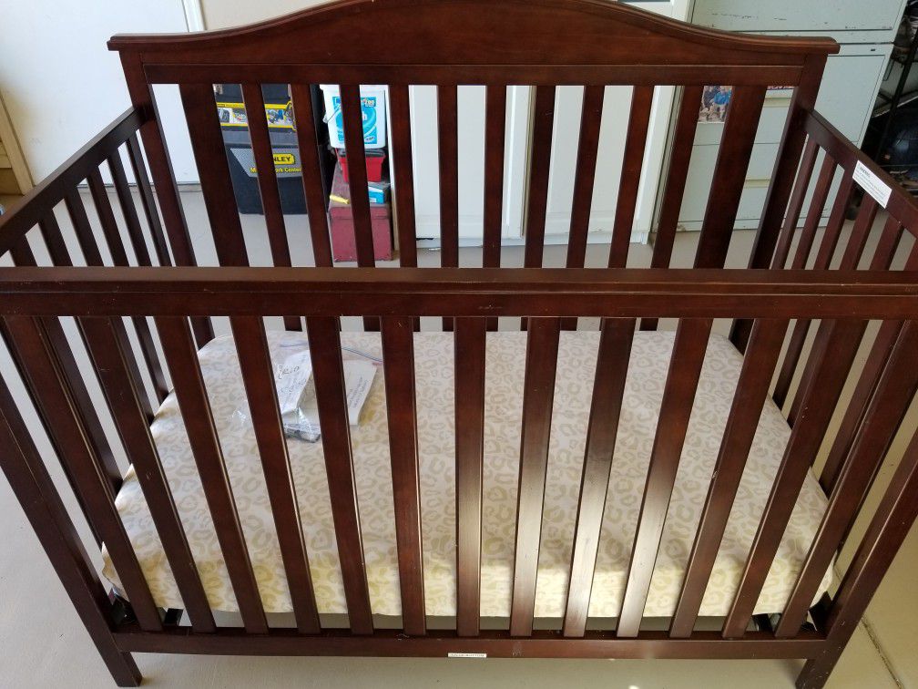 Baby crib with mattress/Maricopa Arizona
