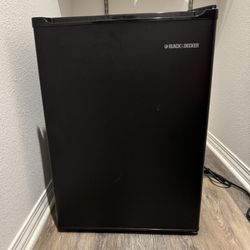2.5 Cubic Ft Black and Decker Mini Frig