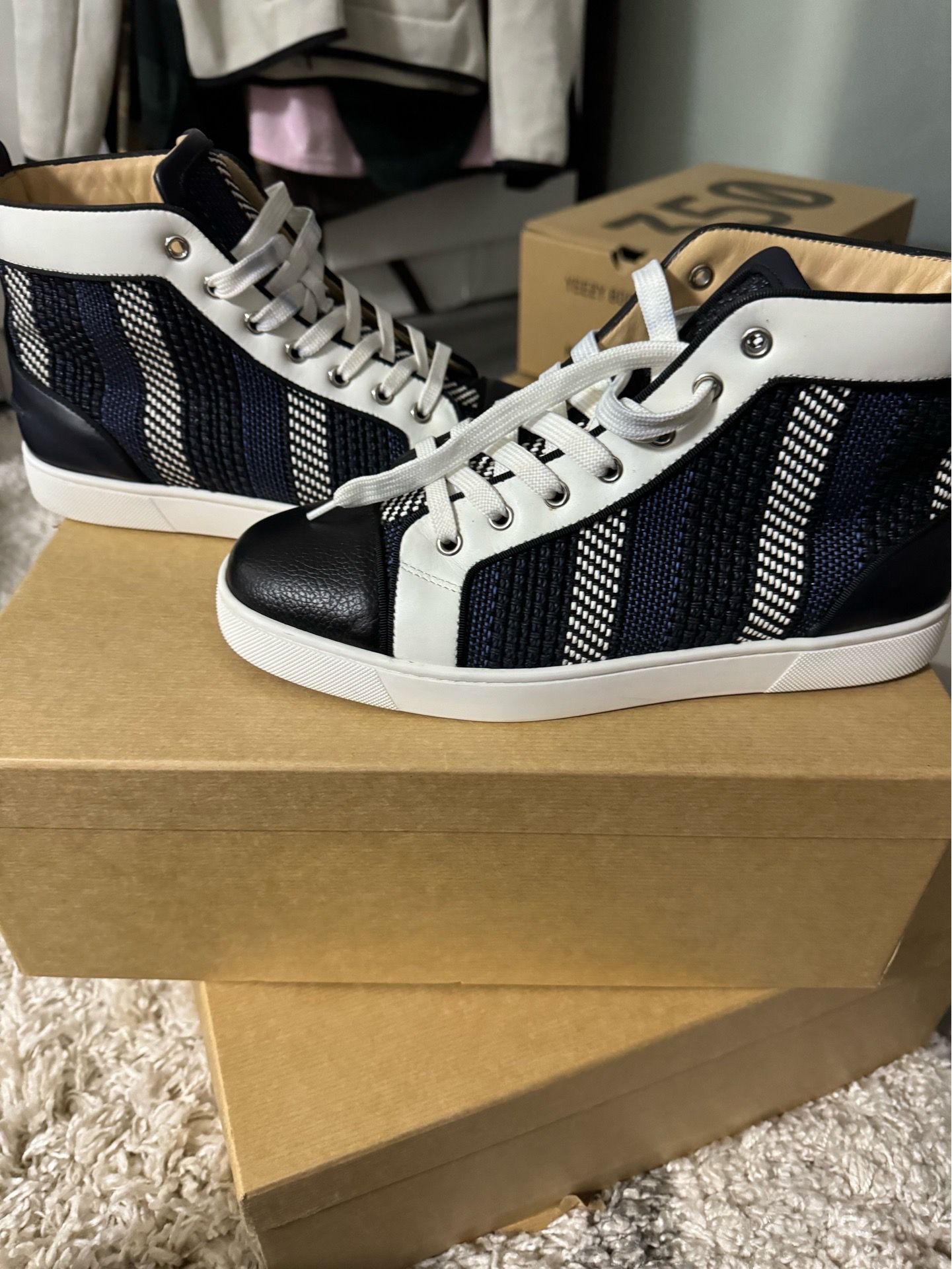 Louboutin men’s size 41 wht/blu