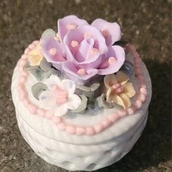 VINTAGE BONE CHINA LATTICE TRINKET BOX DISH WITH FLORAL DESIGN  3"×3"