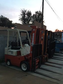 Nissan forklift runs good 3000lbs capacity