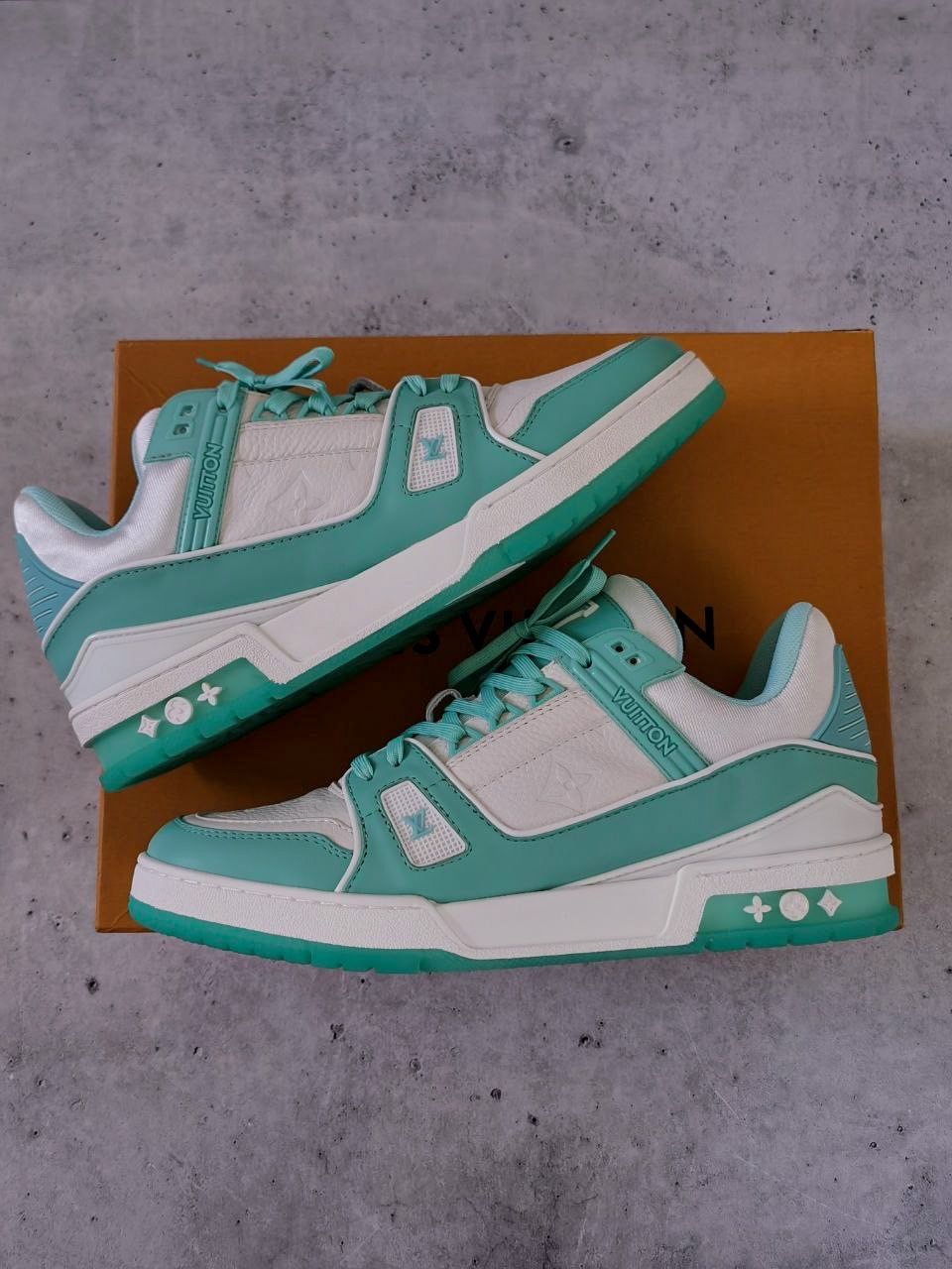 Louis Vuitton White & Teal Monogram Low-Top Sneakers basically new authentic LOUIS VUITTON Trainer Sneakers  main image 4