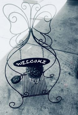 BLACK METAL SOLAR BUTTERFLY 🦋 PLANT STAND WITH WELCOME SING