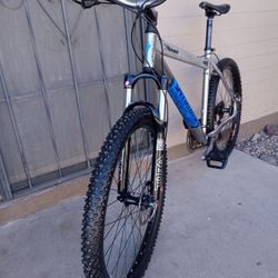 BIKE SPECIALIZED ROCKHOPPER TIRES SIZE 26 FRAME SIZE MEDIUM DISC BRAKES READY FOR RIDE 