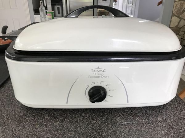 Rival Select 16 quart ROASTER OVEN with buffet for Sale in Livingston