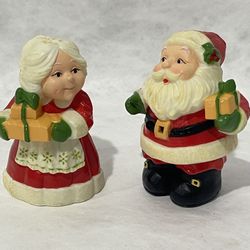 VTG Hallmark Christmas Santa Claus & Mrs. Claus Salt & Pepper Shakers Plastic