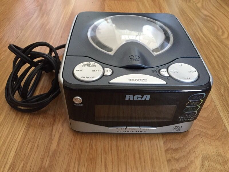 RCA RP4803A Clock Radio and CD Player w Dual Alarm