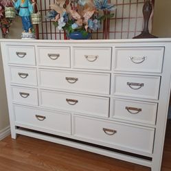 NICE DRESSER 