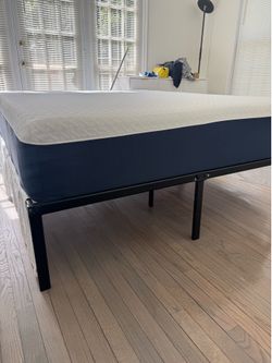 Queen Bed Platform. Metal. Black.