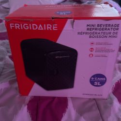 FRIGIDAIRE Mini Beverage Refrigerator 