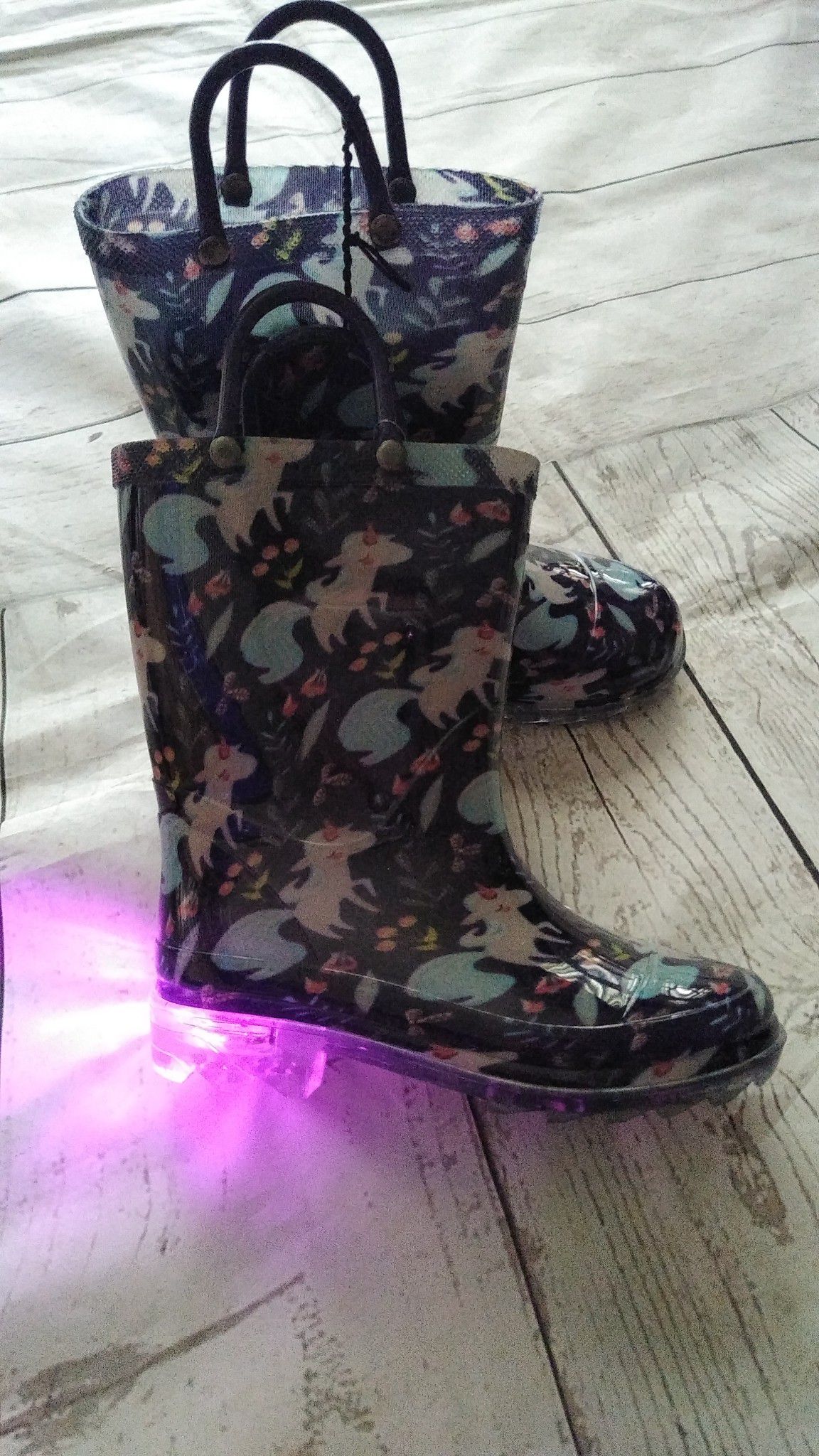 Brand New Beautiful Members Mark Kids Light-up Rain Boots , size 9/10 ( never worn )