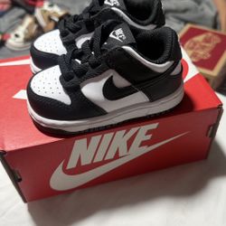 Nikes Panda