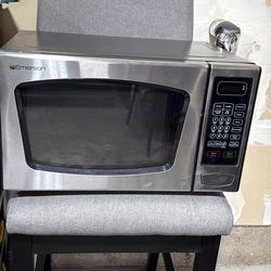 Emerson 900watt microwave