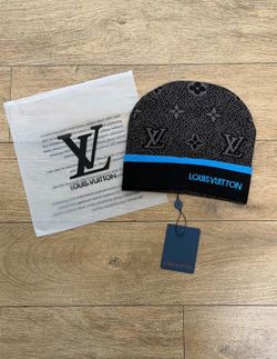 Black and blue beanie