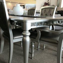 🍂$39 Down Payment 🍂ORSINA SILVER MIRRORED EXTENDABLE DINING SET
by Homelegance