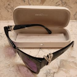 SWAROVSKI OFFICAL CRYSTALS SUNGLASSES OVERSIZED CAT EYE BLACK SILVER & RHINESTONES W/PURPLE LENSES