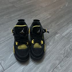 Jordan 4 thunder size 7y