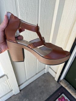 New Women’s brown platform sandals (Ahara brand)