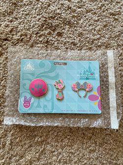 Minnie Mouse: The Main Attraction Pin Set – Disney it's a small world – Limited