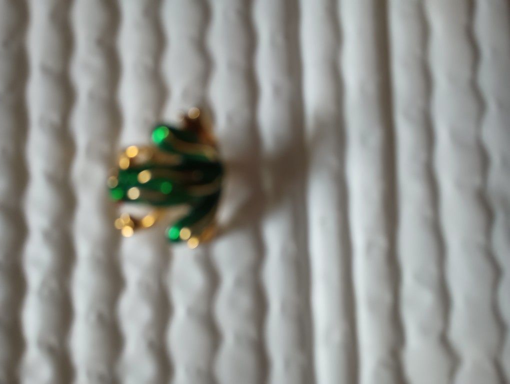 Emerald Colored Small Frog Brooch.
