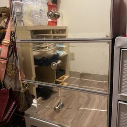 Mirrored Furniture 