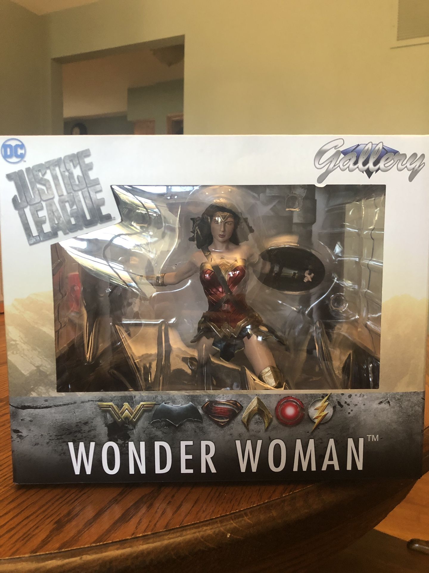 Brand New! Wonder Woman DIAMOND SELECT TOYS DC Gallery: Justice League PVC Vinyl Figure