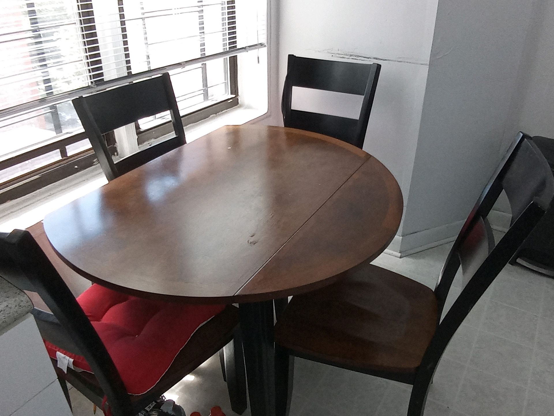 Kitchen table with chairs for sell!