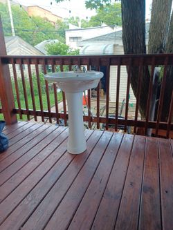 Pedestal sink