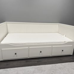 Daybed with Pull-Out Trundle and Storage Drawers