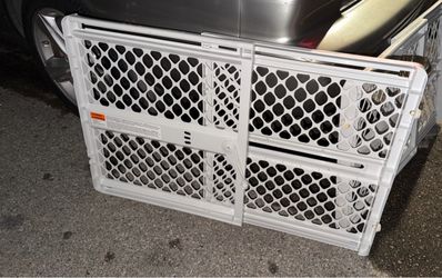 Plastic baby or pet gate