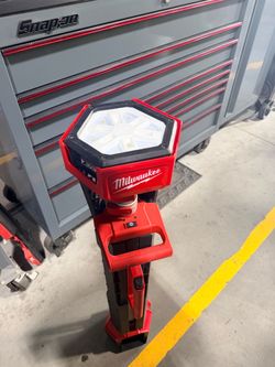 Milwaukee M18 Rocket Power Tower Light - Cordless