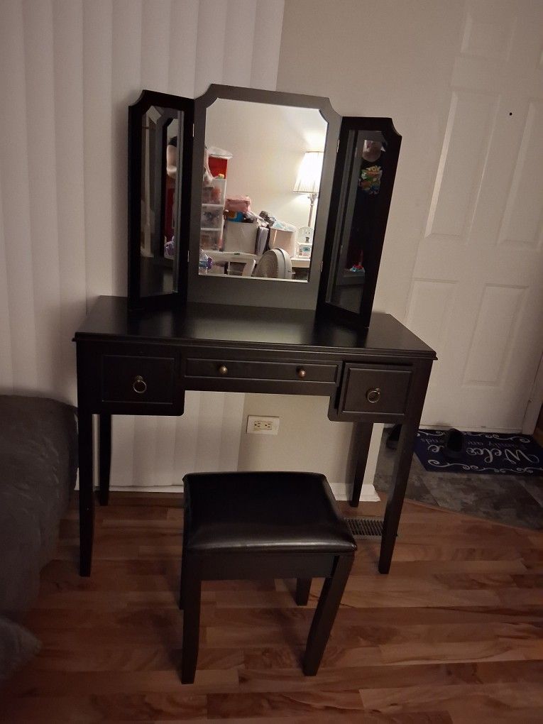 Vanity Mirror With Stool