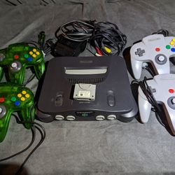 Nintendo 64 With 4 Controllers And Controller Pak
