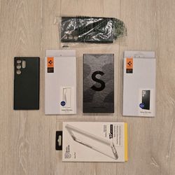 Samsung S22 Ultra 256GB Unlocked Phone + 5 Cases