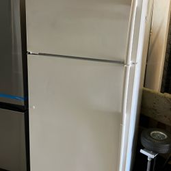 MAYTAG TOP FREEZER 18 CF REFRIGERATOR APARTMENT SIZE 