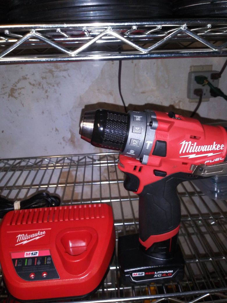 Milwaukee m12 hammer drill with 4.0ah battery and charger