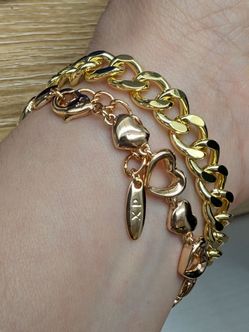 Manillas y collares enchapadas en oro