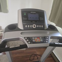 Life Fitness F3 folding Treadmill - ONLY 37 TOTAL HOURS