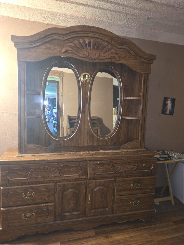 Queen Wood Bed Fram And Dresser