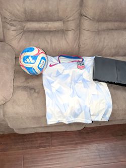 Ps4 wc ball and  usa jersey and it also has FIFA 22