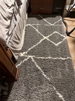 9’ x 12’ Grey Shag Rug with White Geometric Pattern