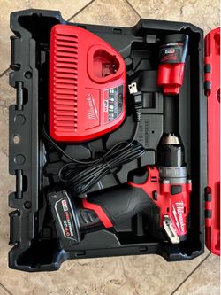 NEW - Milwaukee M12 - 1/2” Drill/Driver Kit w/2 Batteries
