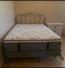 COMPLETE New Queen Bed