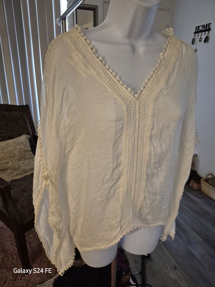 LIKE NEW WHITE BLOUSE SHIRT WITH LACE!