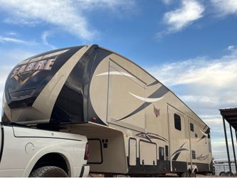 2017 5th wheel trailer with spare room