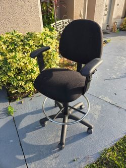 Black Drafting Chair with Footrest Ring does not go up or down