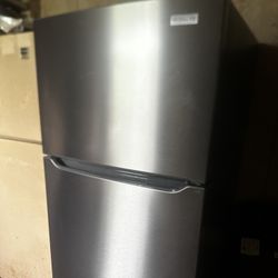 Frigidaire Stainless Steel Top Freezer Refrigerator 